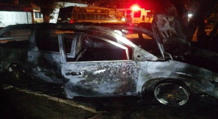 Incendio consume dos vehículos en la colonia La Teresita