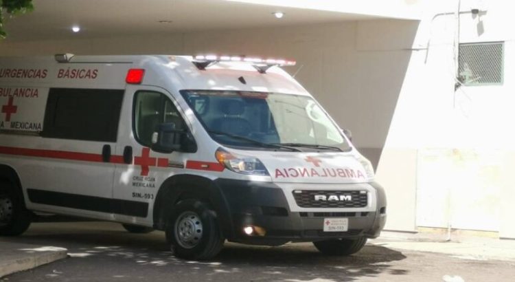 Extranjero resulta con lesión en el ojo y manos por explosión de cuete