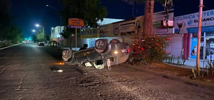 Volcadura en el centro deja a tres personas lesionadas