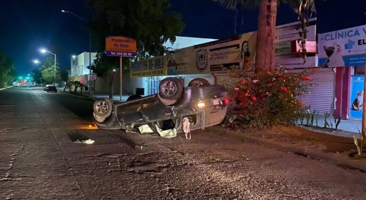 Volcadura en el centro deja a tres personas lesionadas