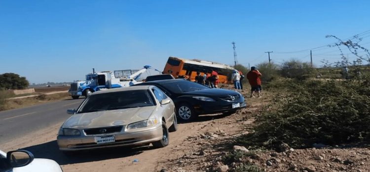 Camión de pasaje cae a un canal en el Primero de Mayo
