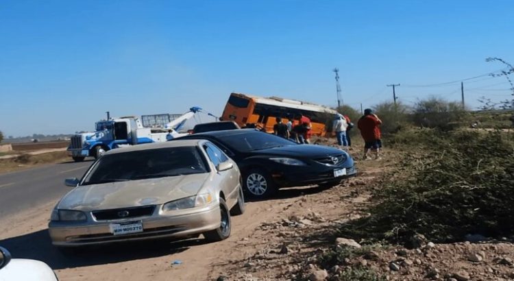 Camión de pasaje cae a un canal en el Primero de Mayo