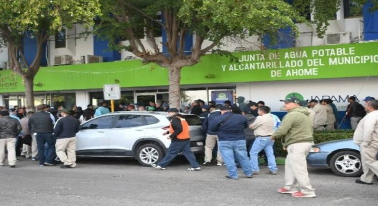 Se manifiestan trabajadores de Japama por falta de pago de sus ahorros