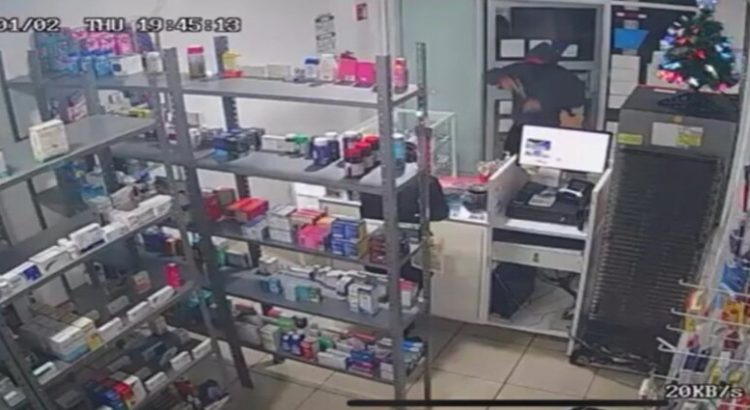 Sujeto realiza robo violento en farmacia de Los Mochis