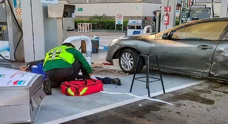Arrollan a trabajador de una gasolinera