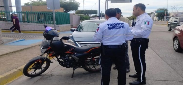Accidente entre un Sentra y una moto deja a dos lesionados