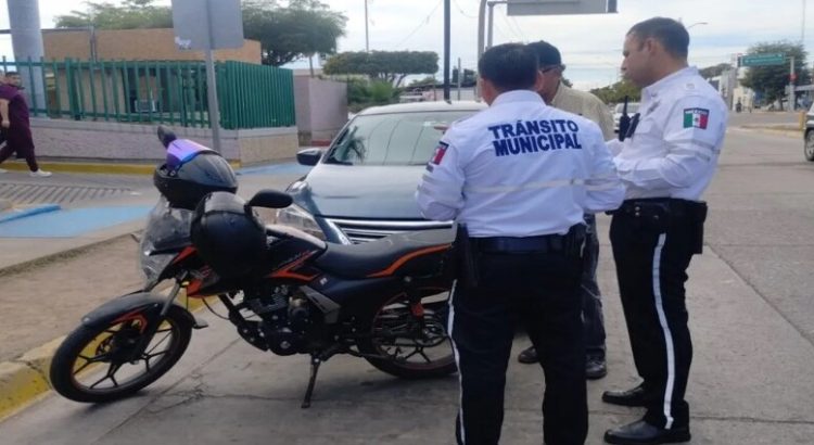 Accidente entre un Sentra y una moto deja a dos lesionados