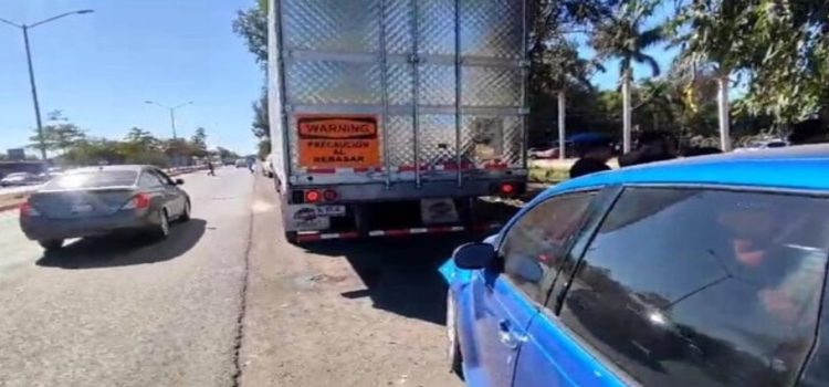 Accidente entre un automóvil y un tráiler deja a tres mujeres lesionadas