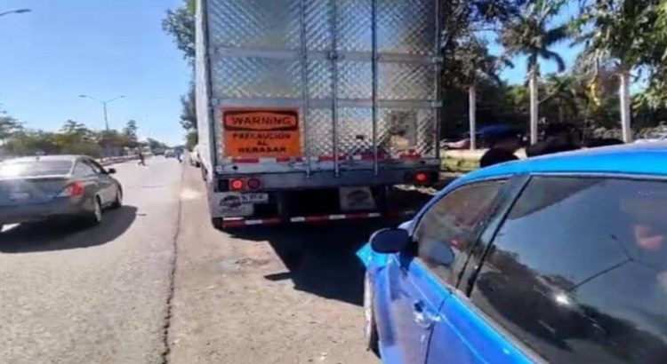 Accidente entre un automóvil y un tráiler deja a tres mujeres lesionadas