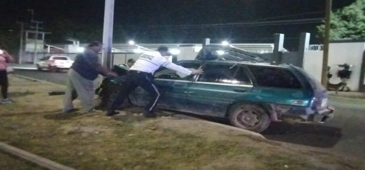 Automovilista se estrella contra un arbotante