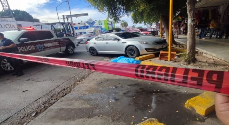 Mujer muere a las afueras del mercado Independencia