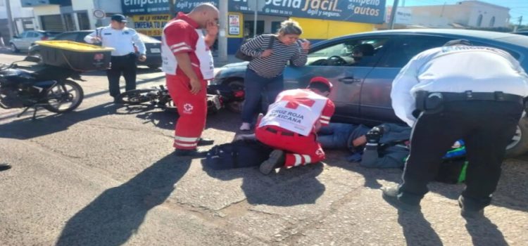 Motociclista queda lesionado tras protagonizar choque con un automóvil