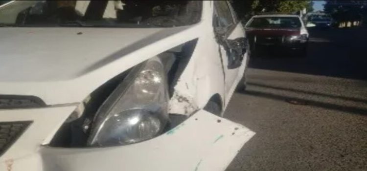 Camión choca con auto en el sector centro de Los Mochis