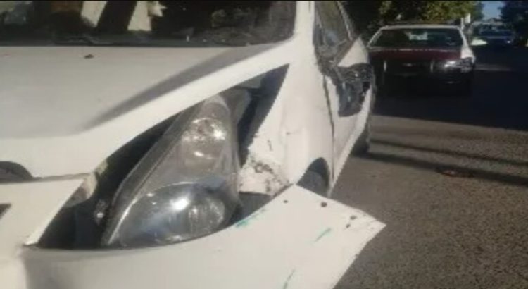 Camión choca con auto en el sector centro de Los Mochis