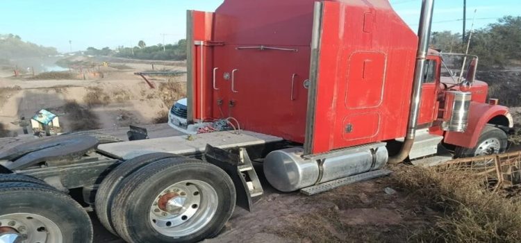 Tráiler termina atrapado en un canal en Los Mochis