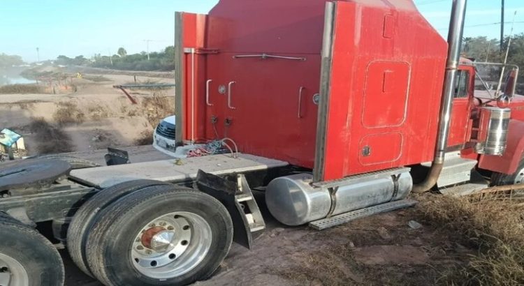 Tráiler termina atrapado en un canal en Los Mochis