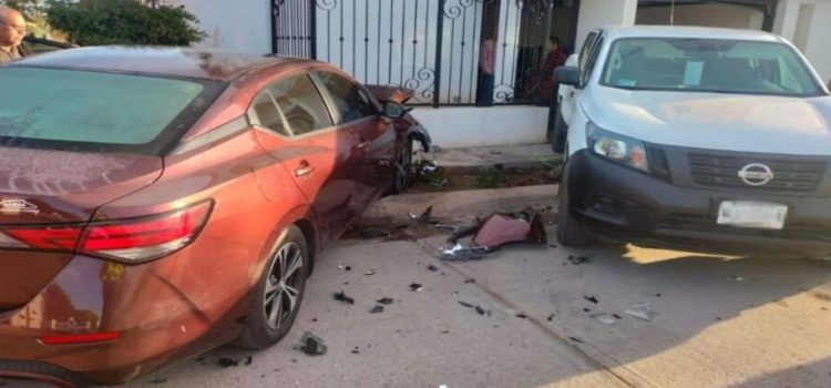Conductora provoca fuerte accidente por pasarse un alto