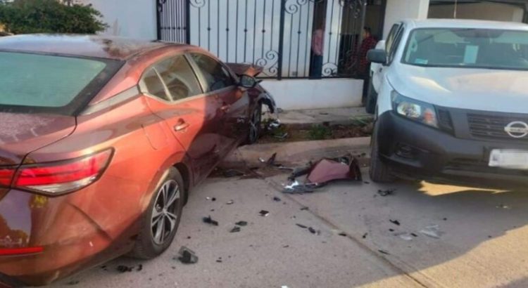 Conductora provoca fuerte accidente por pasarse un alto