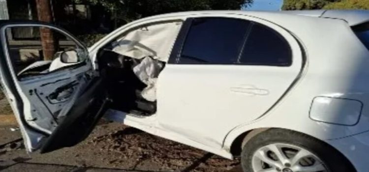 Automóvil impacta contra un poste en Los Mochis, Sinaloa