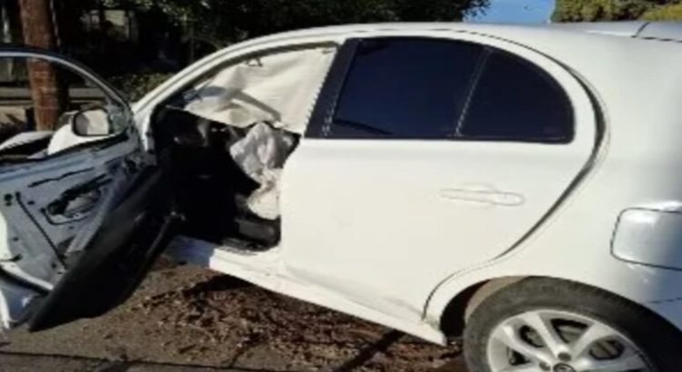 Automóvil impacta contra un poste en Los Mochis, Sinaloa
