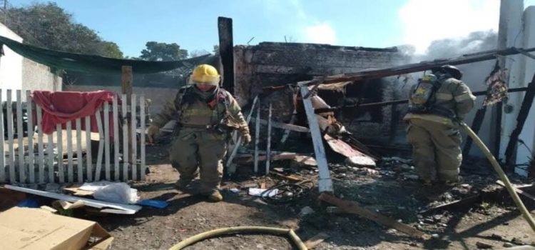 Incendio arrasa con una vivienda en la Álamos1