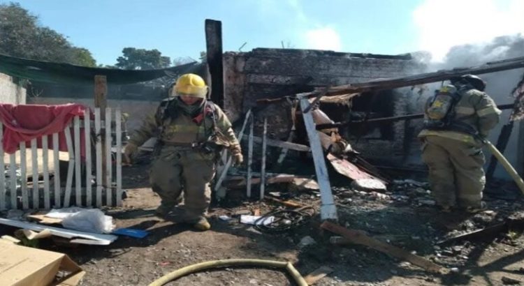 Incendio arrasa con una vivienda en la Álamos1