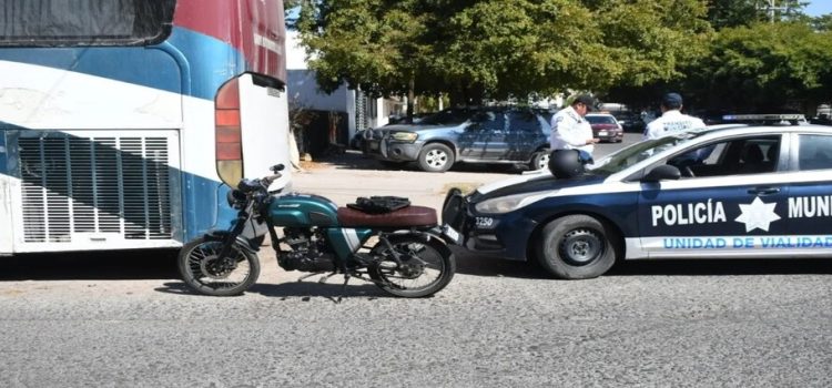 Motociclista sale lesionado en un choque en el centro de Los Mochis