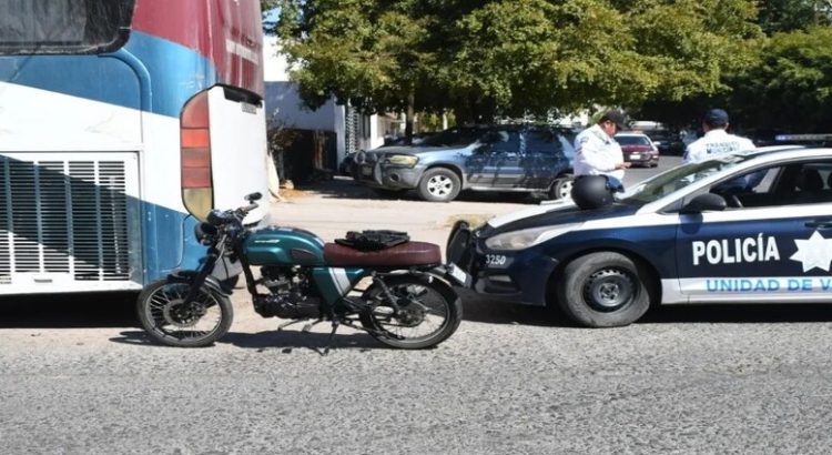 Motociclista sale lesionado en un choque en el centro de Los Mochis