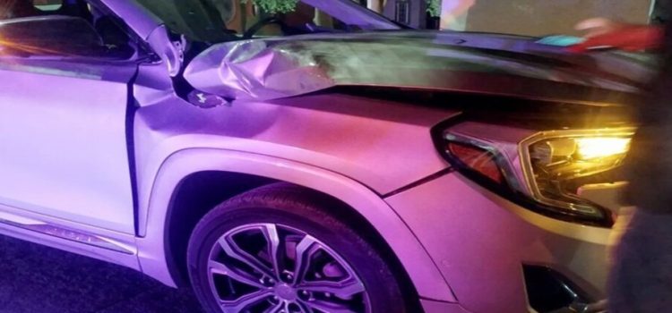 Accidente entre camionetas Nissan y GMC ocasiona fuertes daños