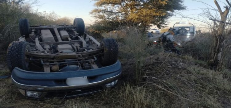 Camioneta Ford Lobo sufre volcadura en salida de Los Mochis