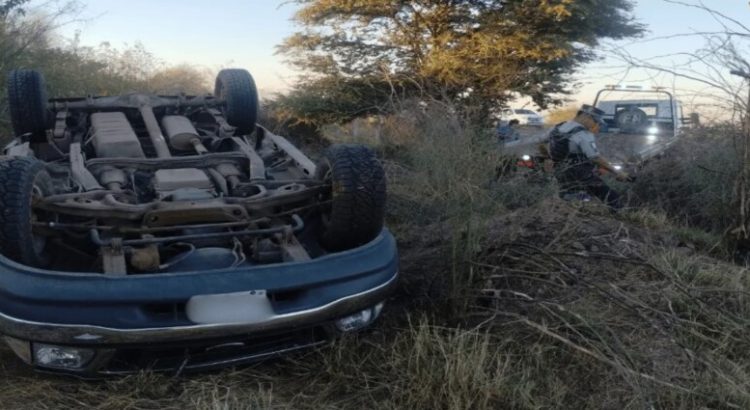 Camioneta Ford Lobo sufre volcadura en salida de Los Mochis