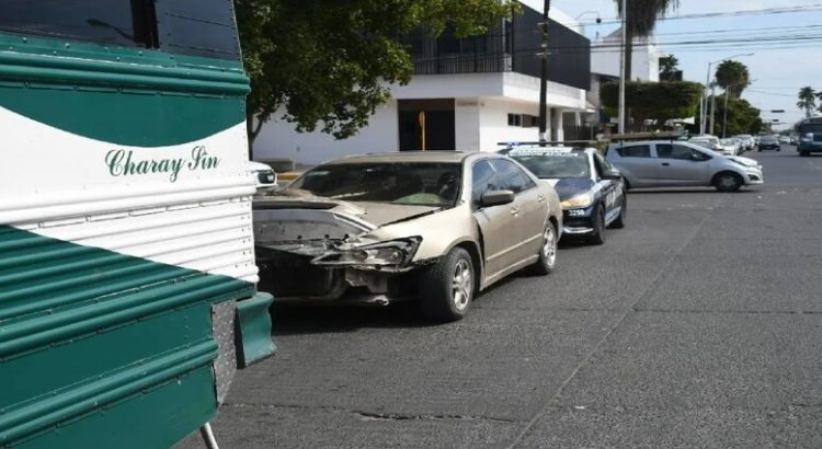 Automóvil choca con un camión foráneo