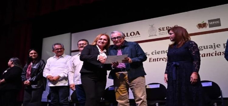Gobierno de Sinaloa entrega reconocimientos a maestros del estado