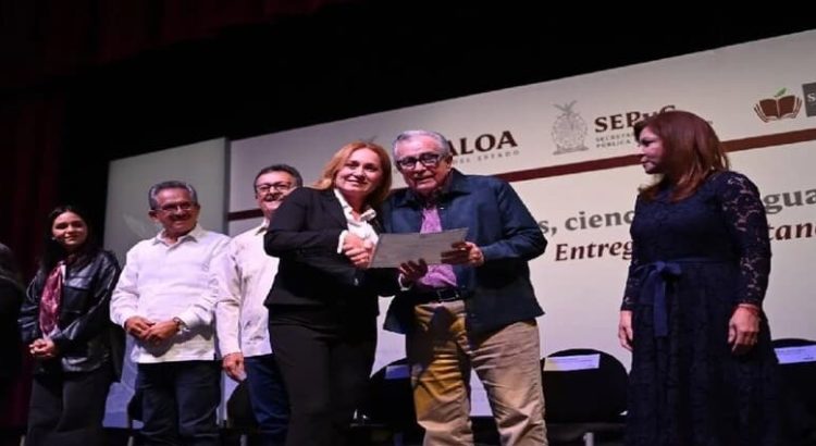 Gobierno de Sinaloa entrega reconocimientos a maestros del estado