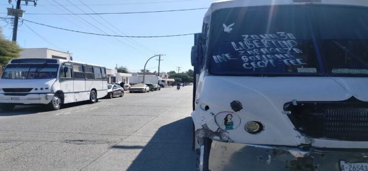 Accidente entre camiones deja a cinco pasajeros lesionados