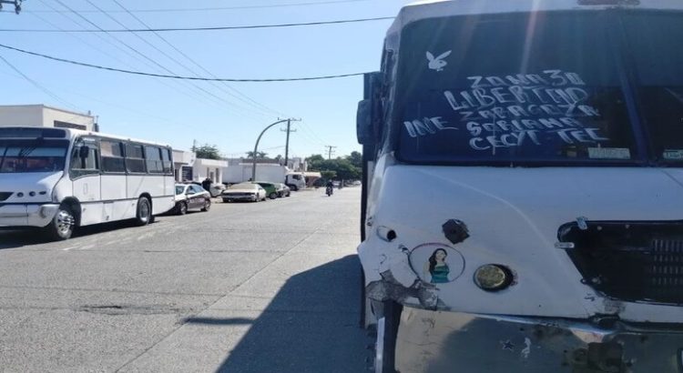 Accidente entre camiones deja a cinco pasajeros lesionados