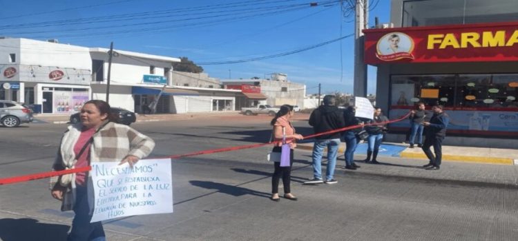Bloquean bulevar para exigir luz en la primaria Gabriel Leyva