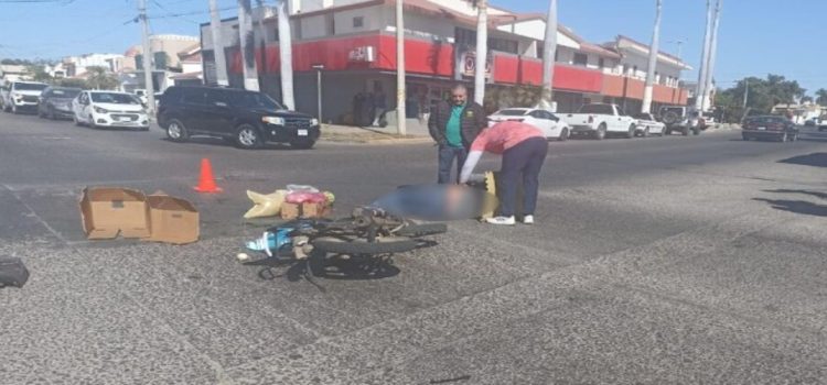 Motociclista se impacta contra una vagoneta