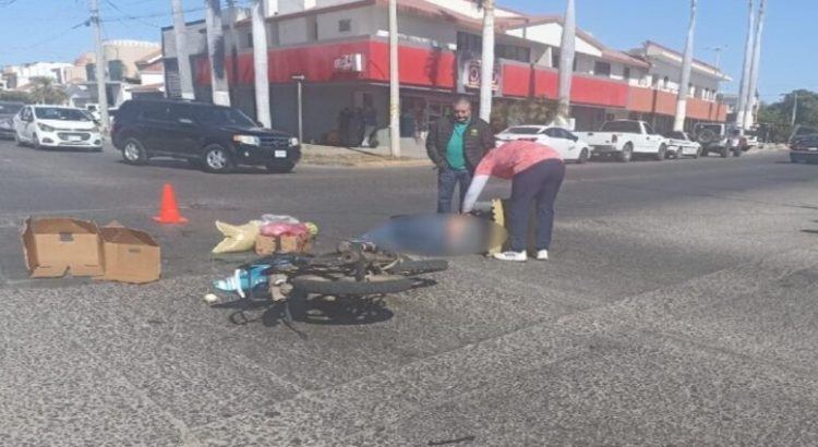 Motociclista se impacta contra una vagoneta