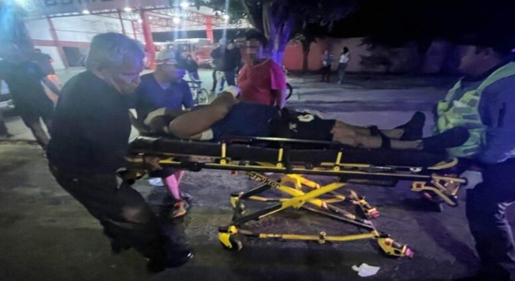 Camioneta arrolla a ciclista en Los Mochis