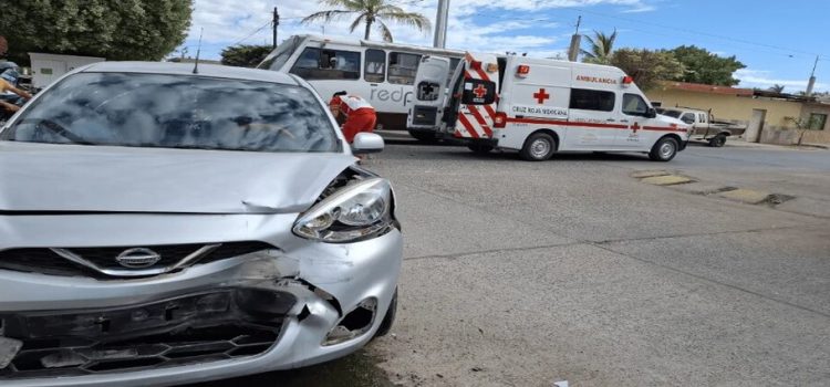 Carambola en Los Mochis deja un motociclista lesionado