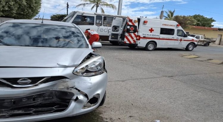 Carambola en Los Mochis deja un motociclista lesionado