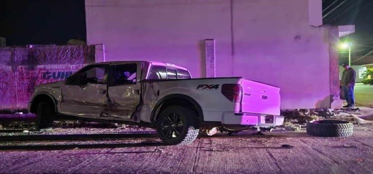 Camión urbano impacta camioneta en Los Mochis