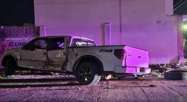 Camión urbano impacta camioneta en Los Mochis