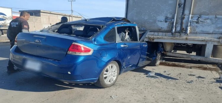 Automóvil choca contra tráiler estacionado