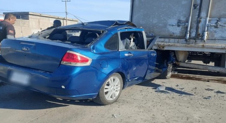 Automóvil choca contra tráiler estacionado