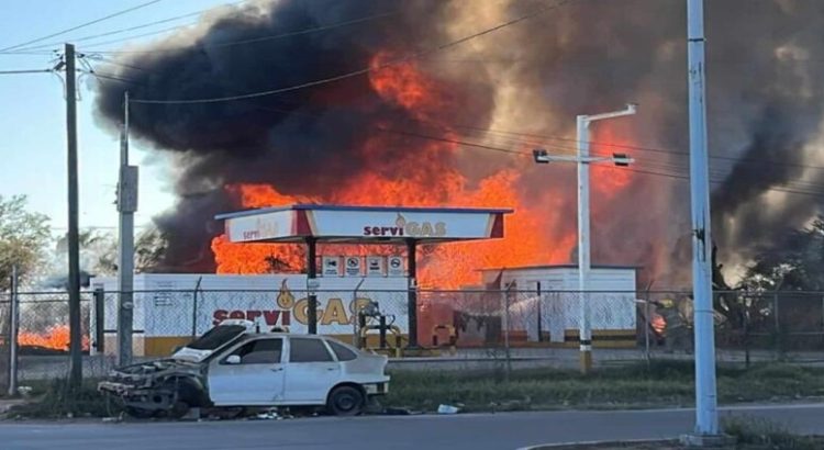 Evacuan a decenas de familias tras incendio de un almacén
