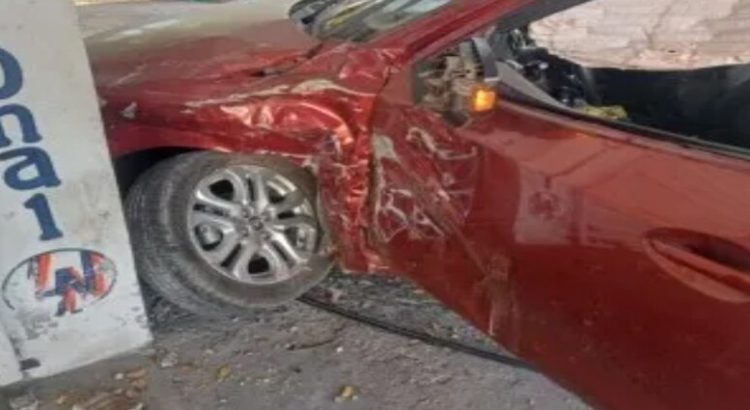 Conductor choca con camioneta y se estrella con un negocio