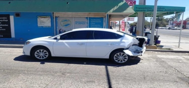 Beetle y Nissan Sentra protagonizan accidente en la av. Independencia