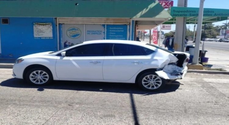 Beetle y Nissan Sentra protagonizan accidente en la av. Independencia